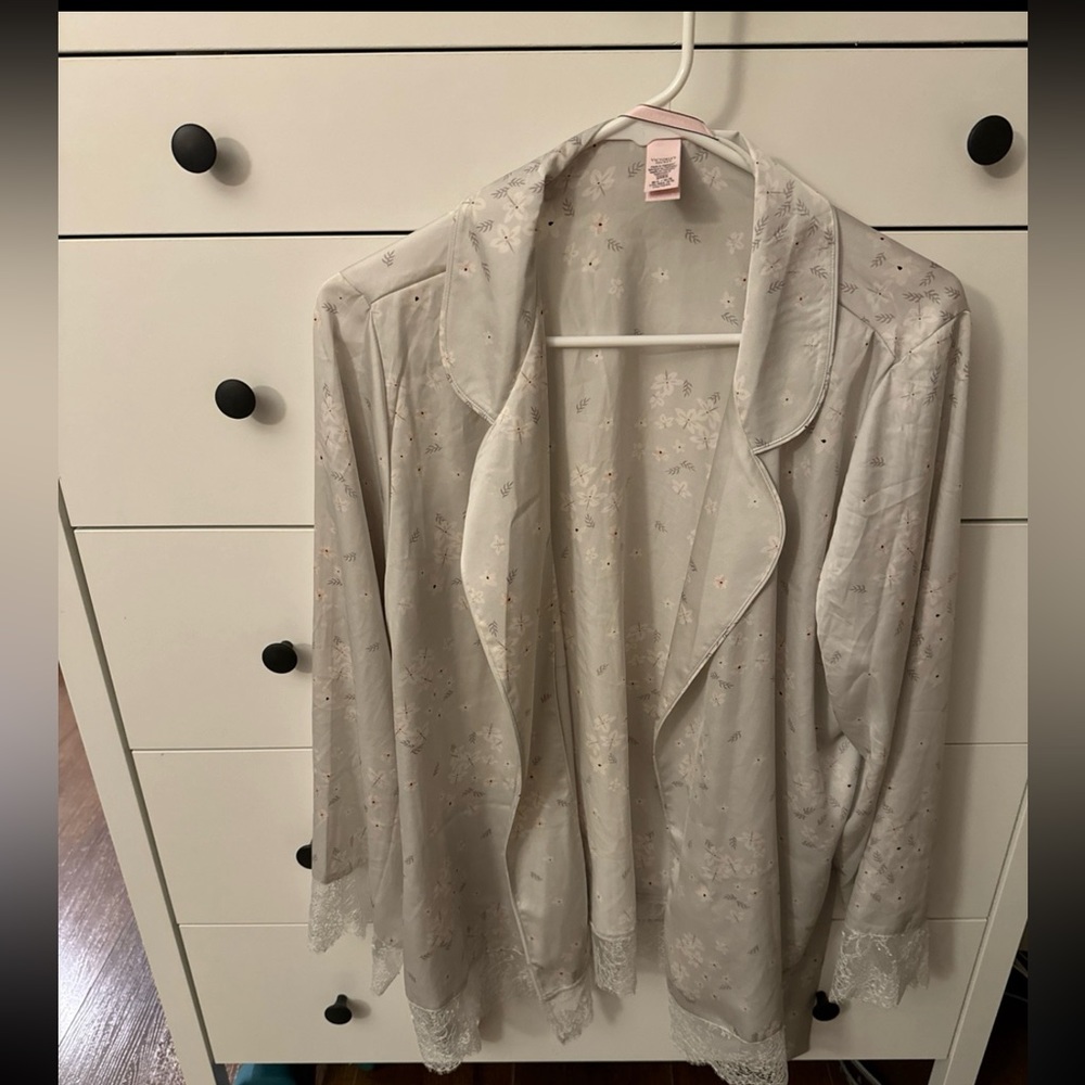 DREAM ANGELS Romantic Satin Lace Tie-waist Lounge
Robe Top - Size M/L